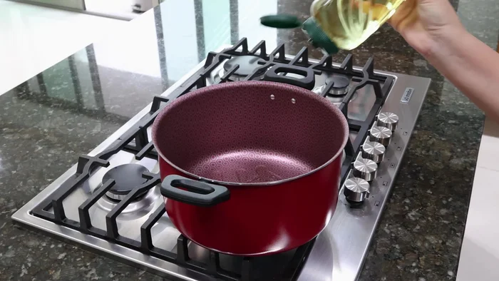 En una olla aparte, agrega un poco de aceite, cebolla picada, 2 papas y 2 zanahorias picadas.