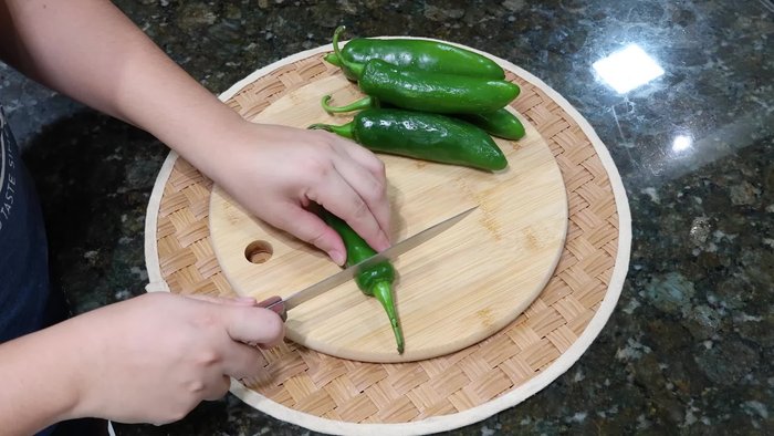 Lava y corta los chiles jalapeños en tiras, quitando el tallo. Si deseas menos picante, retira las semillas.