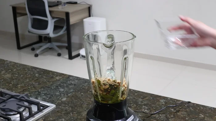 Licúa los chiles dorados, el aceite, los cacahuates, pistaches, ajonjolí, cilantro y sal hasta obtener una salsa homogénea. Si es necesario, agrega más aceite para facilitar la licuado.