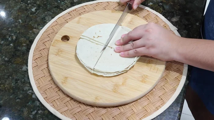 Corta las tortillas de maíz en cuatro partes.