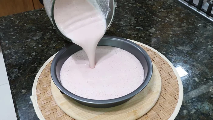 Vaciar la mezcla de fresas sobre el caramelo en el molde. (102.92)