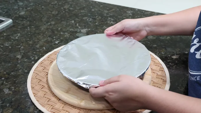 Tapar el molde con papel aluminio, sellando bien los bordes. (120.119)