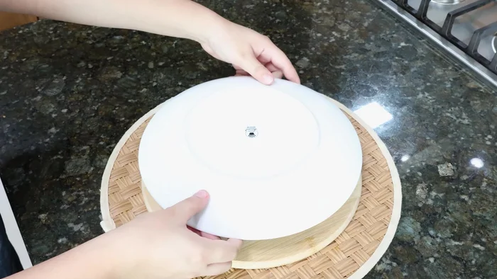 Retirar el papel aluminio, colocar un plato encima del molde y voltearlo cuidadosamente para desmoldar el flan. (158.44)
