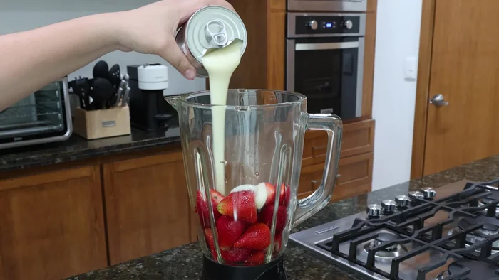 Agregar las fresas limpias al vaso de la licuadora. (37.2)
