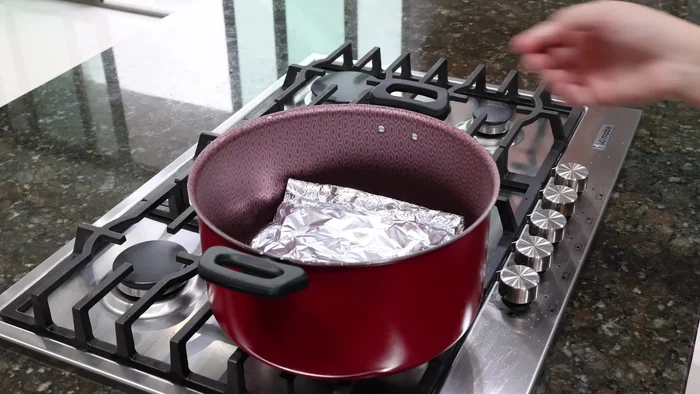 Colocar los paquetes de tacos en una vaporera con agua hirviendo, cubrir con una bolsa plástica para generar calor y cocer tapado durante 20 minutos.