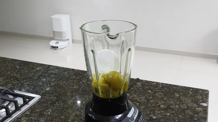 Licuar los tomatillos y chiles cocidos con un diente de ajo, una rodaja de cebolla, un puñado de cilantro fresco y una cucharadita de sal. Reservar.