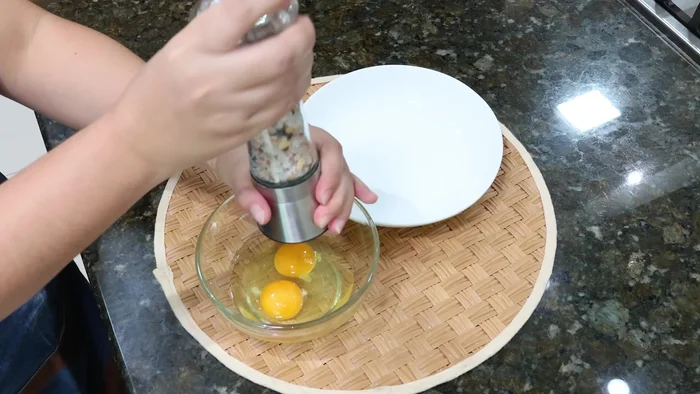 Batir los huevos con un poco de sal.