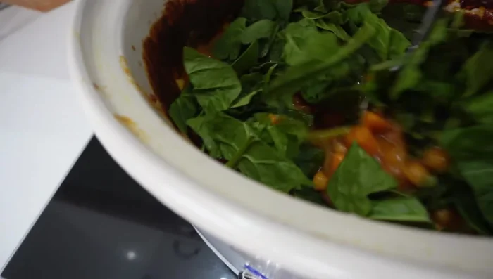 Agregar las espinacas, remover y cocinar por 15 minutos más con la olla tapada. (129.399)