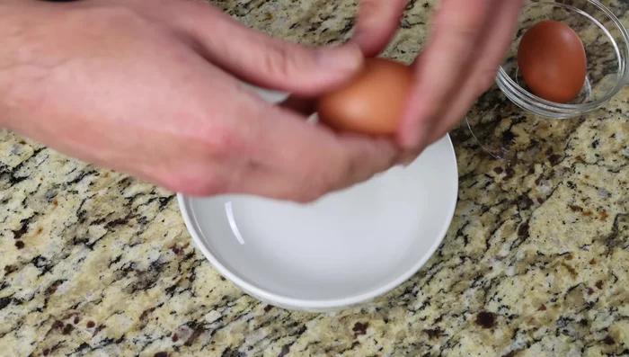 Preparar el rebozado: En un bol, mezclar harina. En otro bol, batir los huevos con sal y pimienta. En un tercer bol, mezclar pan rallado panko, queso rallado, orégano seco, perejil seco, sal y pimienta.