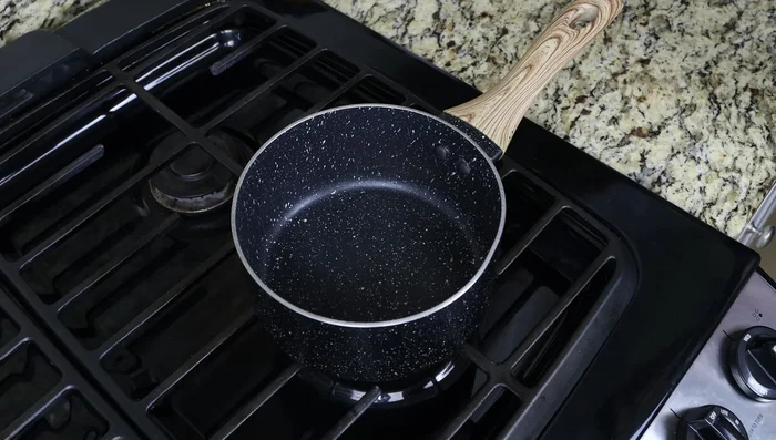 Preparar la salsa de tomate: Calentar una cacerola a fuego medio. Agregar aceite de oliva virgen extra y sofreír 3 dientes de ajo picados hasta que estén fragantes (aprox. 1 minuto).