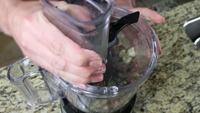 Procesar hasta que los ingredientes estén finamente picados.