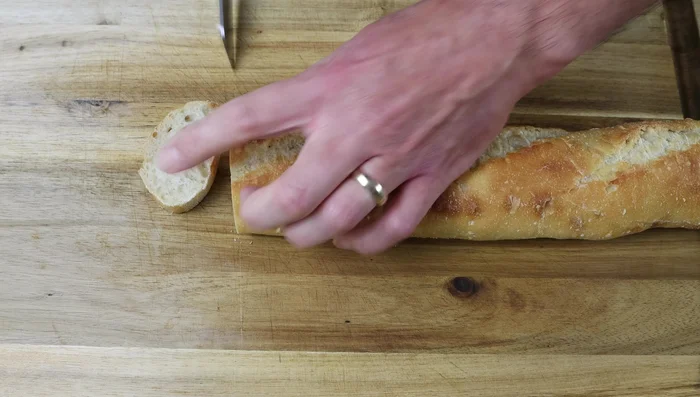 Cortar rebanadas de baguette de 1,25 cm de grosor.