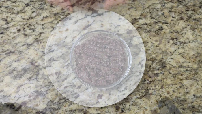 Servir la tapenade en un recipiente poco profundo, agregar las rebanadas de pan tostado y decorar con aceitunas Kalamata y perejil picado.