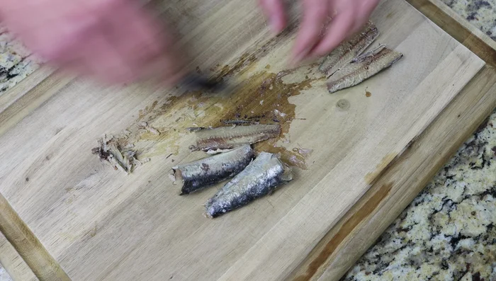 Pasar las sardinas a un procesador de alimentos.