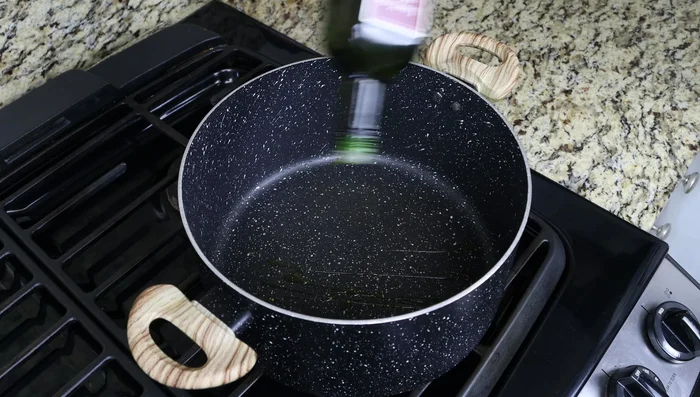 Calentar una olla a fuego medio y añadir 2 cucharadas de aceite de oliva virgen extra (102.88). Sofreír una cebolla, seis dientes de ajo picados y un pimiento rojo picado (116.24).
