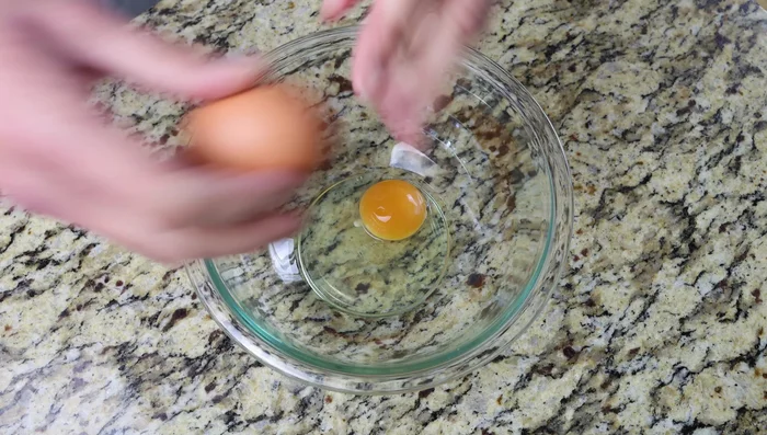 Mientras tanto, preparar los trozos de pan frito: batir dos huevos con ajo picado, hebras de azafrán, perejil picado, sal y pimienta (278.479).