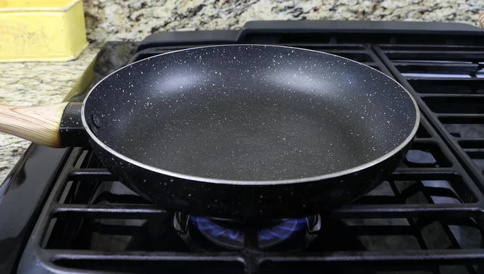 Calentar una sartén con aceite de oliva virgen extra (329.84), freír la mezcla de pan en cucharadas, hasta que estén dorados (345.84).