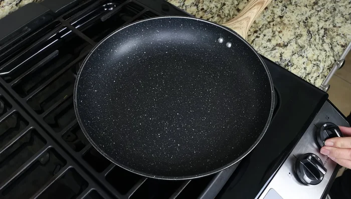 Calentar una sartén grande a fuego medio (54.079). Agregar 1 taza de aceite de oliva virgen extra (57.559).