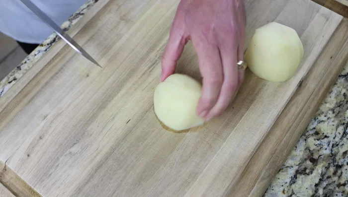 Cortar la patata pelada, lavada y seca en trozos pequeños de 2cm.