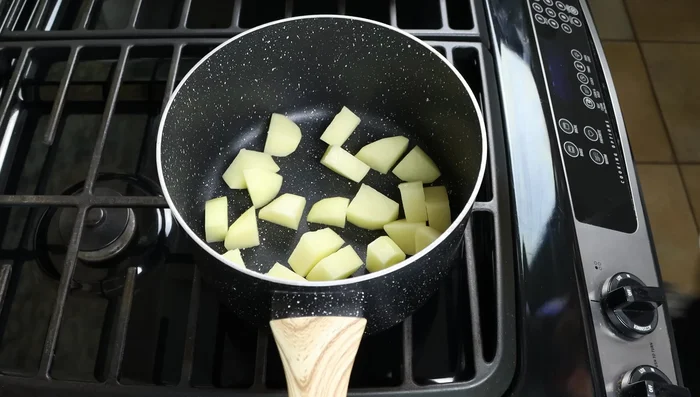 Colocar la patata en una cacerola, cubrir con agua y sazonar con sal. Cocinar a fuego alto hasta que estén tiernas (15-20 minutos).