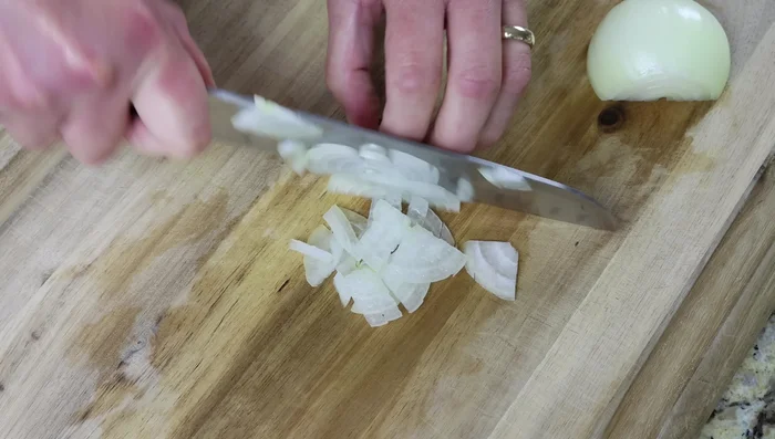 Picar finamente la cebolla y el ajo. Trocear el bacalao.