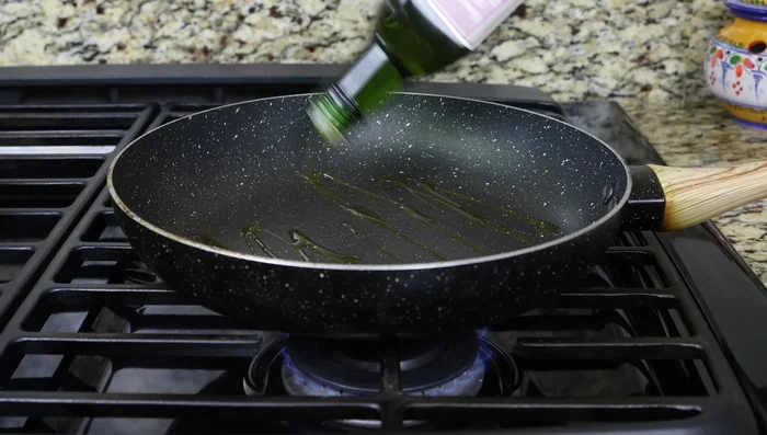 Calentar una sartén con aceite de oliva virgen extra a fuego medio. Saltear la cebolla y el ajo hasta que estén ligeramente translúcidos (3 minutos).