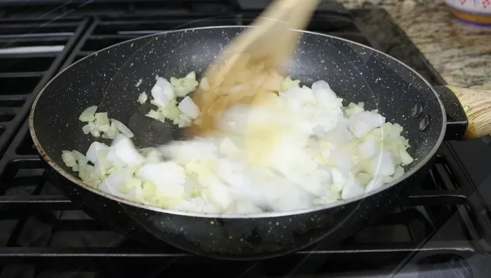 Añadir el bacalao y cocinar hasta que esté bien cocido (unos minutos). Retirar del fuego y reservar.