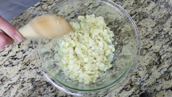 En un bol grande, mezclar las patatas machacadas con la mezcla de bacalao, huevos, perejil, sal y pimienta.