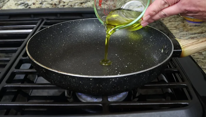 Calentar una sartén con aceite de oliva virgen extra a fuego medio. Freír cucharadas de la mezcla en tandas, hasta que estén doradas por ambos lados (4-5 minutos por lado).