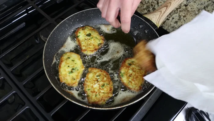 Colocar los buñuelos sobre papel absorbente para eliminar el exceso de aceite.