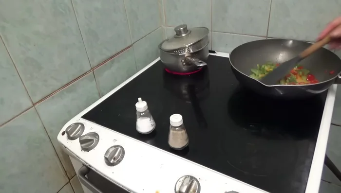 Cocinar a fuego lento (número 4), removiendo ocasionalmente, hasta que los pimientos estén tiernos y las papas estén cocidas.