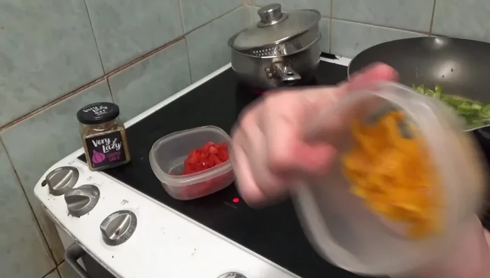 Añadir el pimiento amarillo.