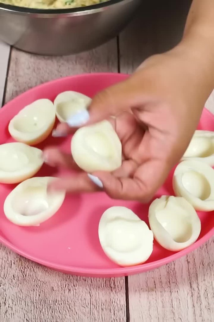 Cortar los huevos por la mitad con cuidado y retirar las yemas, reservando las claras.