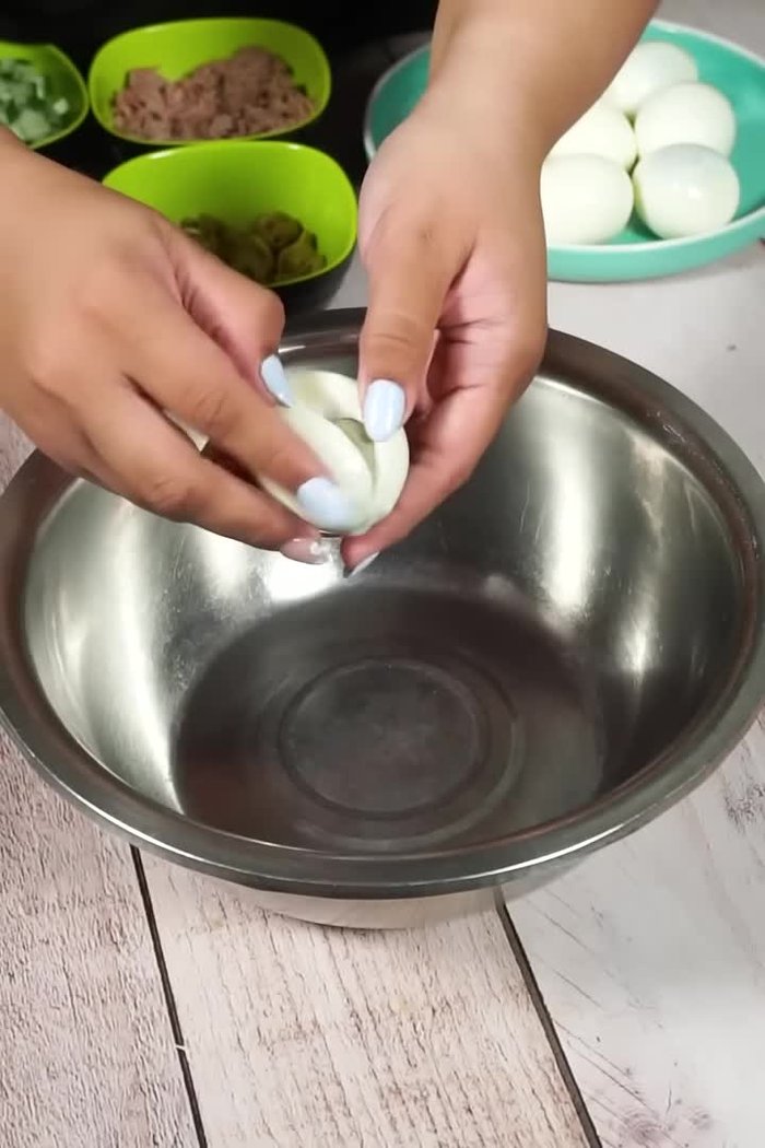 Colocar las yemas en un bol y aplastarlas con un tenedor hasta obtener una textura granulada.