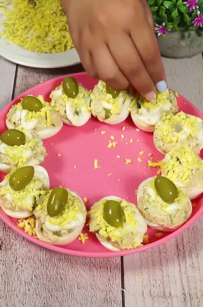 Decorar con aceitunas adicionales.