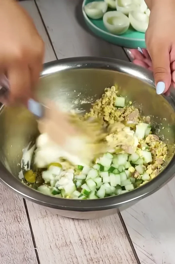 Agregar la mayonesa y mezclar bien todos los ingredientes hasta obtener una pasta homogénea.