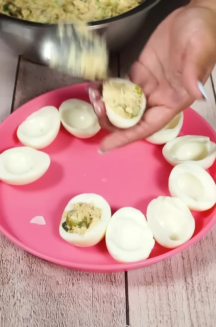 Rellenar las mitades de huevo con la mezcla de atún.