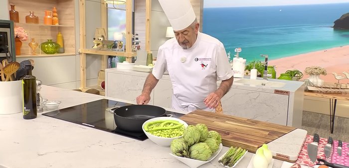 Sofríe a fuego medio hasta que las verduras estén ligeramente pochadas.