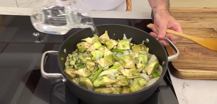 Agrega una jarrita de agua, una pizca de sal y cocina tapado a fuego medio durante 20 minutos, removiendo de vez en cuando.