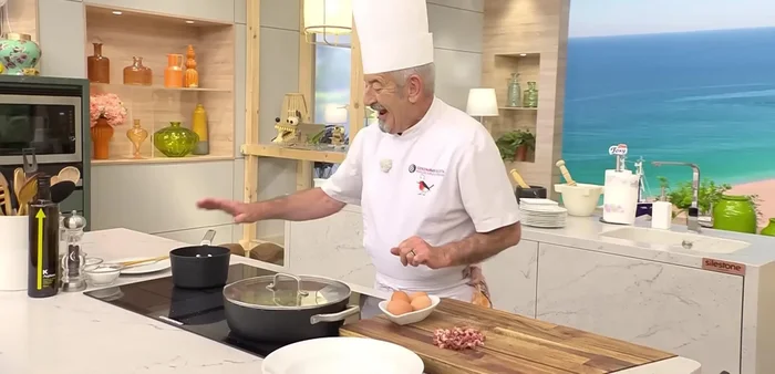 Mientras las verduras se cocinan, prepara los huevos. Calienta una sartén pequeña con aceite a fuego alto.