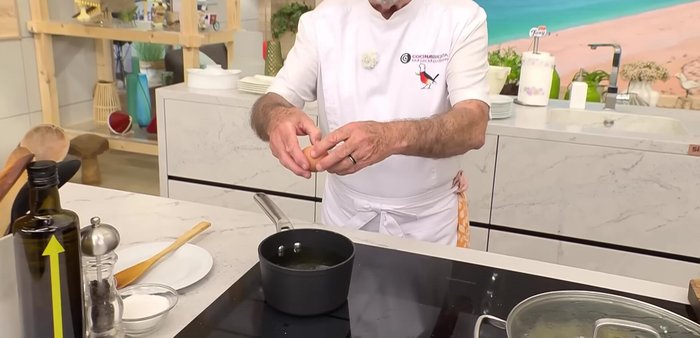Cuando el aceite esté muy caliente, añade los huevos con cuidado. Fríe hasta que estén ligeramente dorados y con la yema aún líquida.