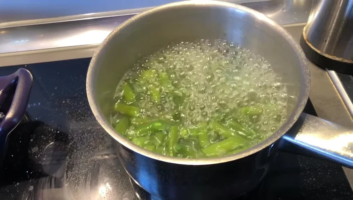 Escurrir las judías verdes y reservar el caldo.