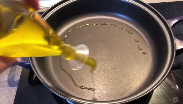 En una sartén a fuego medio, añadir aceite de oliva virgen extra. Agregar la cebolla y el ajo picados, sal y sofreír hasta que estén dorados.