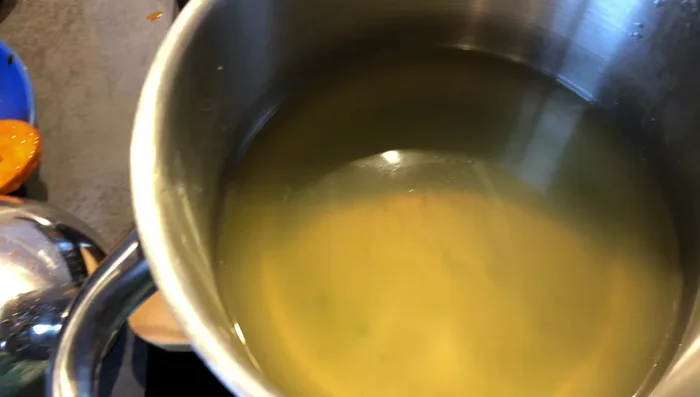 Agregar un cucharón del caldo de cocción reservado.