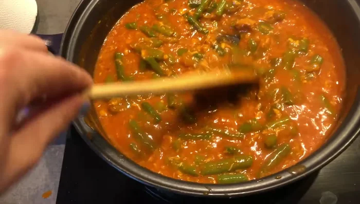 Dejar cocinar unos minutos para que se integren los ingredientes y el caldo reduzca.