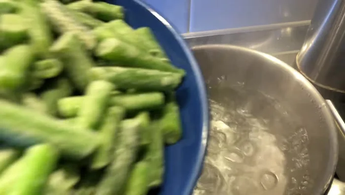 Poner un cacerito con agua hirviendo y añadir las judías verdes. Agregar sal y cocinar hasta que estén blandas (aproximadamente 15 minutos, pero pinchar para comprobar). Reservar el caldo de cocción.