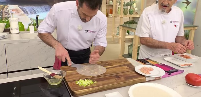 Dejar reposar las hojas de arroz rellenas durante 20 minutos para que se sequen y se peguen bien.