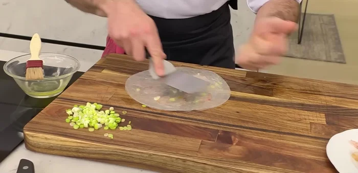 Aplastar ligeramente las gambas con una espátula y luego con un rodillo, teniendo cuidado de no romperlas.