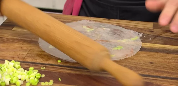 Cortar las gambas aplastadas en triángulos.