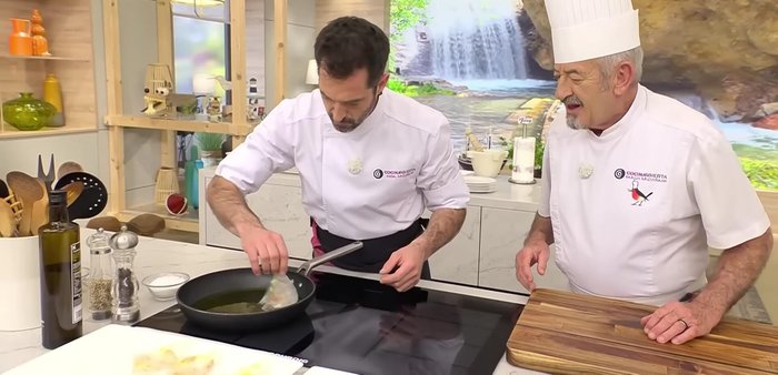 Freír las hojas de arroz rellenas en aceite caliente hasta que estén doradas y crujientes (aproximadamente 1 minuto por cada lado).